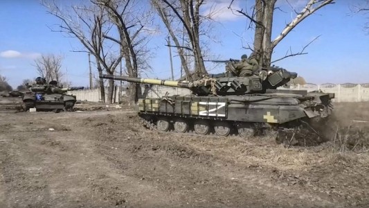 Video: un dron kamikaze ucraniano destruye un tanque ruso con los soldados descansando arriba