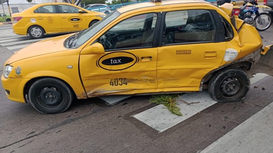 Giró en U, chocó a un taxi y escapó del lugar