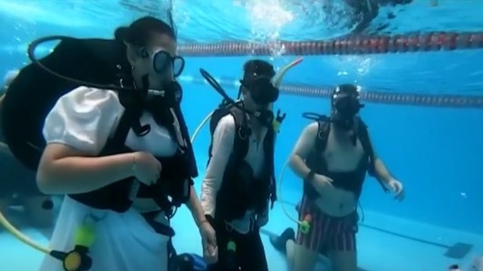 Amantes del buceo se casaron bajo el agua