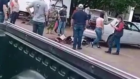 Le prohibieron ingresar botellas de vino al país: las rompió todas frente al personal de Aduanas