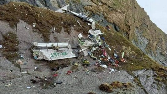 Hallaron restos de un avión que había desaparecido en Nepal con 22 pasajeros