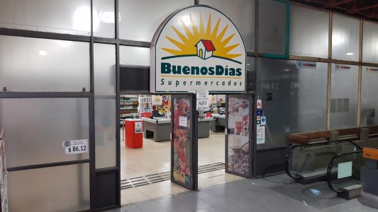 Insólito: se escondió en una heladera tras ser descubierto intentando robar un supermercado