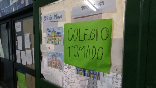 Los alumnos del colegio Domingo Zípoli tomaron la institución: reclaman la validación de sus títulos