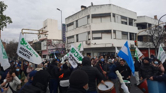 Empleados municipales salieron de manera sorpresiva a cortar las calles