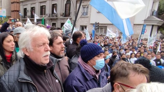 Masiva marcha del Suoem: en la explanada del palacio 6 de Julio Daniele se dirigió a los municipales