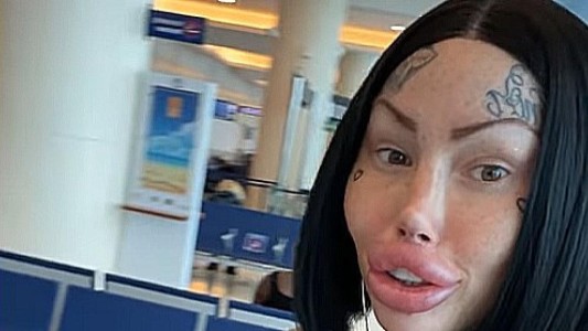 Una mujer denuncia que la echaron de un avión por tener unos senos de 10 kilos de peso y llevar un top deportivo