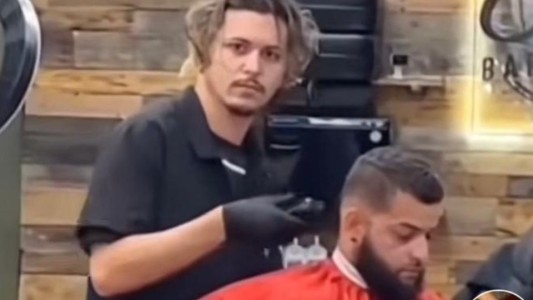 Furor por el peluquero parecido a Johhny Deep