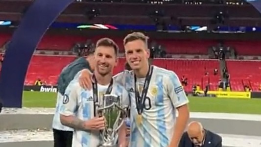 Todos quieren una foto con el 10: la divertida secuencia de Lio Messi con sus compañeros en la Finalissima
