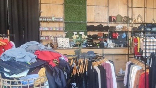 Apredrearon un comercio en barrio Parque Liceo para robarlo