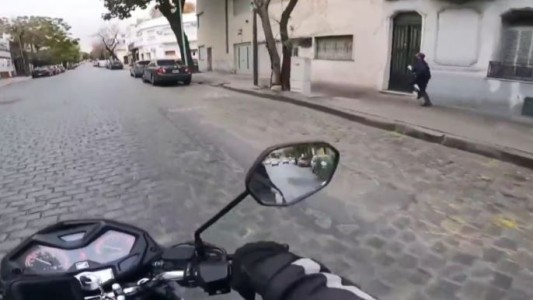 Video: Un motociclista persiguió a un ladrón, recuperó un celular robado y se lo devolvió a la víctima