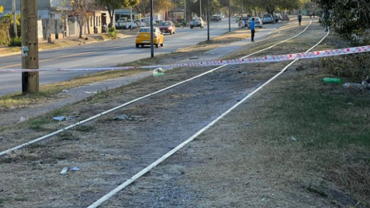 Debieron amputarle el pie a un adolescente que quiso "colgarse" del tren y resbaló