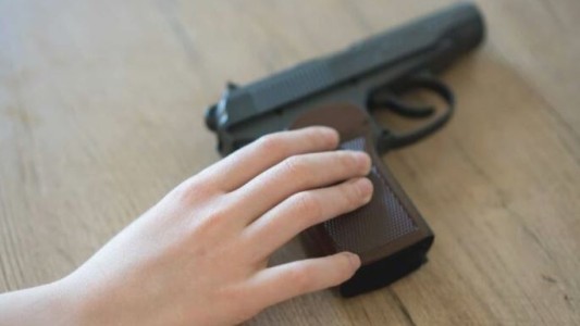 Le robó un arma a su mamá y la llevó al colegio para mostrársela a sus compañeros