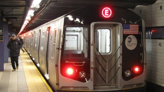 Impactante: arrojan a una mujer a las vías del metro en Nueva York