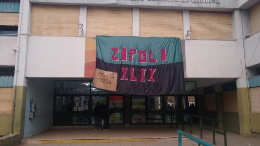 Ya lleva 8 días las toma del Colegio Zipoli
