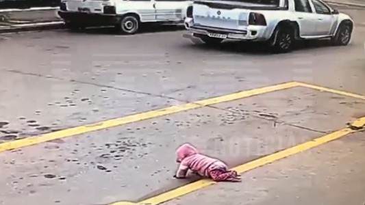Video: Salvó a una beba que gateó hacia la calle