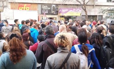 Entre peatones y comerciantes detienen a un motochorro en pleno centro de Córdoba