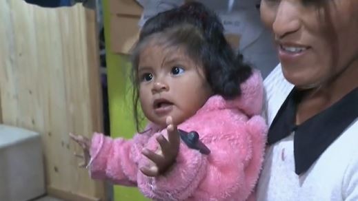 Habló la mamá de la beba que gateó hacia la calle: "Es muy inquieta, le puse una alarma"