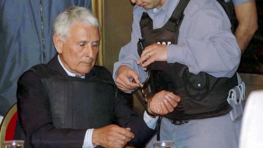 Le otorgaron la prisión domiciliaria al represor Miguel Etchecolatz
