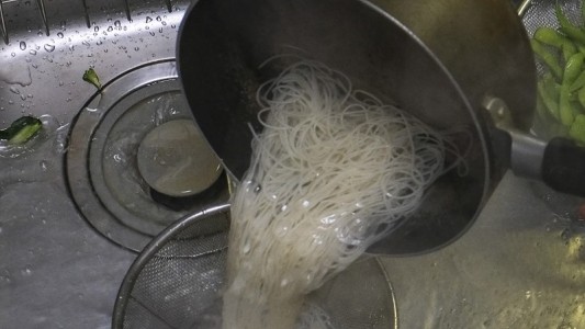 Se divorció de su esposa porque solo preparaba fideos en todas las comidas