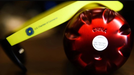 En una reunión paralela a la Cumbre de las Américas, la Cámara de Comercio de EE.UU. repartió regalos "hechos en China"