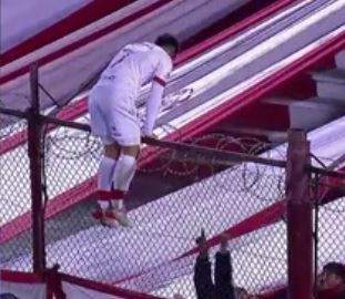 Hizo un gol para Huracán, se trepó al alambrado para festejarlo y se lo anularon