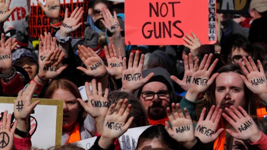 Masivas marchas en Estados Unidos en reclamo de controles estrictos para las armas de fuego