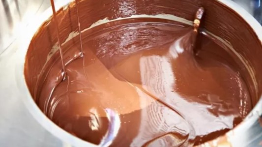 Dos trabajadores cayeron en un tanque de chocolate y tuvieron que rescatarlos