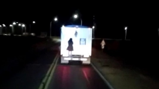 ¿Un fantasma?: cordobeses filman a una “mujer” colgada de un camión en Santa Fe