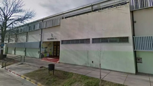 Una maestra advirtió por un posible hecho de violencia familiar contra un alumno y fue agredida por la madre