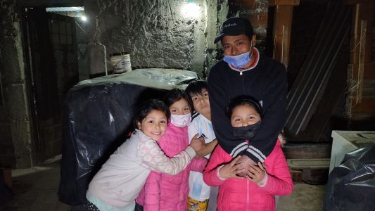 Alejandro construye su casa con la solidaridad de la gente