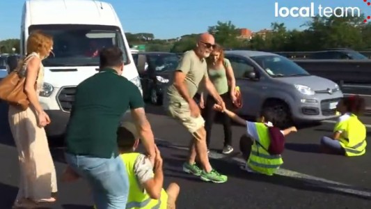 Video: molestos por un corte de ruta, conductores desalojaron un piquete