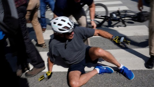 Video: Joe Biden se cayó de la bicicleta durante un paseo de fin de semana