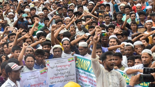 Miles de refugiados rohingyas se manifiestan en Bangladesh