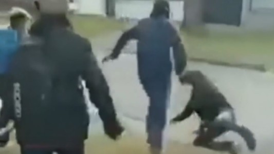 Video: grupo de chicos sale a golpear y a robarle a los alumnos de una escuela