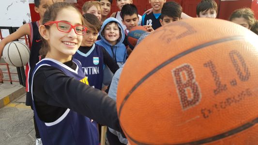 Tiene 13 años, juega al básquet mixto en córdoba pero no puede jugar el provincial