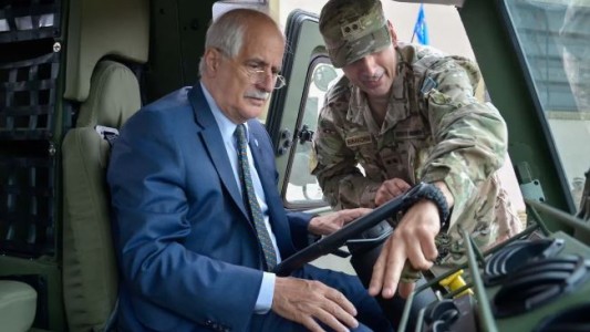 Taiana dijo que 11 oficiales fueron suspendidos del Ejército por la muerte del subteniente Chirino