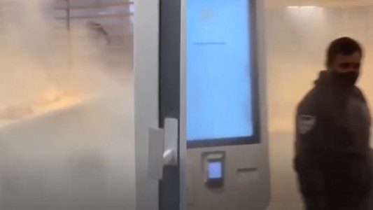 "En broma", adolescentes abrieron un matafuego y tuvieron que evacuar una cadena de comida rápida