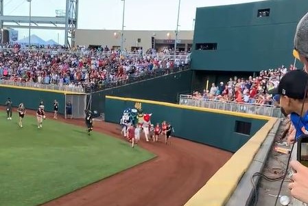 Carrera de niños sale mal: un toro se llevó puesto a un participante para ganar
