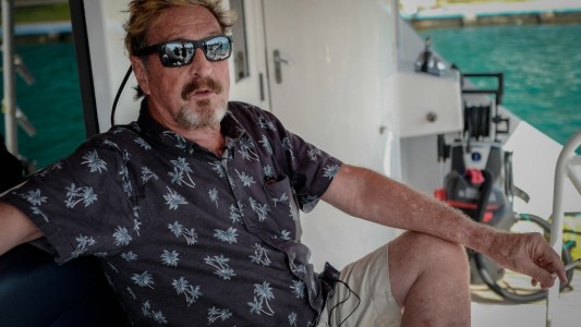 El cuerpo de John McAfee sigue en la morgue de Barcelona a un año de su muerte en prisión