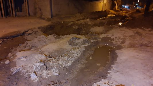 Una cloaca rompió el caño de agua y complica acceso a las casas