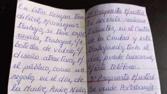 Es jubilado, busca trabajo, redactó su currículum a mano y lo repartió por la ciudad de Salta