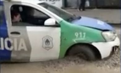 Insólito: un patrullero terminó hundido en cemento fresco en Dock Sud