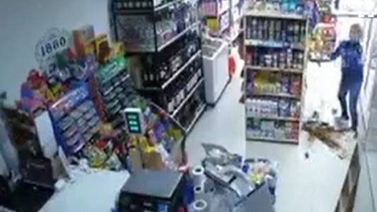 Video: Una vecina le pidió a un comercio que baje la música y como no accedieron rompió todo