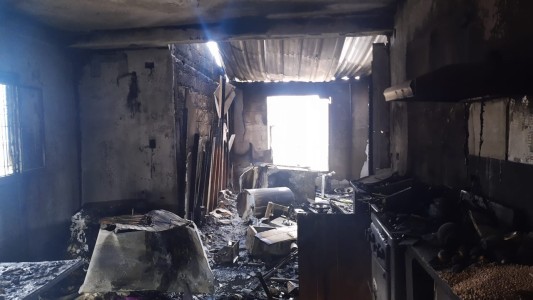 Frio y fatalidad: perdieron su vivienda pero fueron rescatados por los vecinos