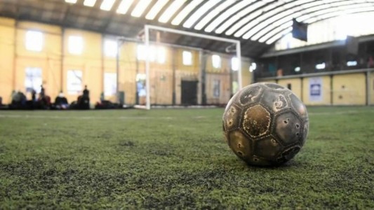 Jugó un futbol 5 con desconocidos para ocultar una infidelidad