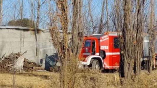 Intentó prender la estufa con nafta, provocó una explosión y su hija de 4 años murió carbonizada