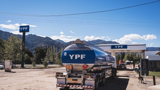 YPF importará 500.000 metros cúbicos de gasoil para abastecer demanda de combustible