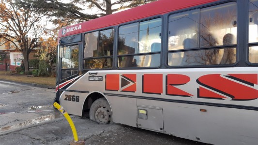 Colectivo se hundió en una zanja