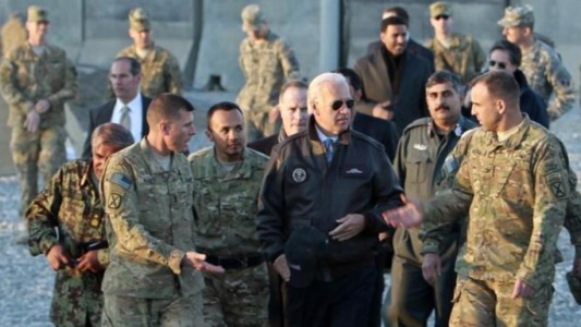 Biden anunció que Estados Unidos reforzará su presencia militar en toda Europa