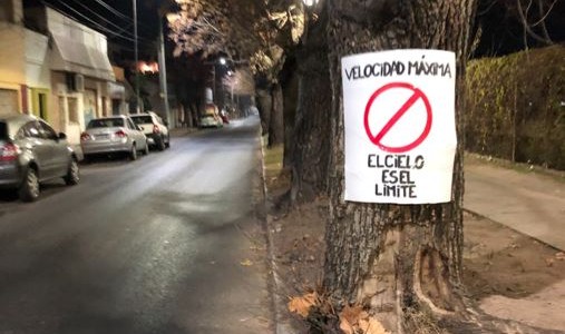 Armaron sus propias señales de tránsito para limitar la velocidad en la "Au Sáenz Peña-Santos Lugares": "El cielo es el límite"